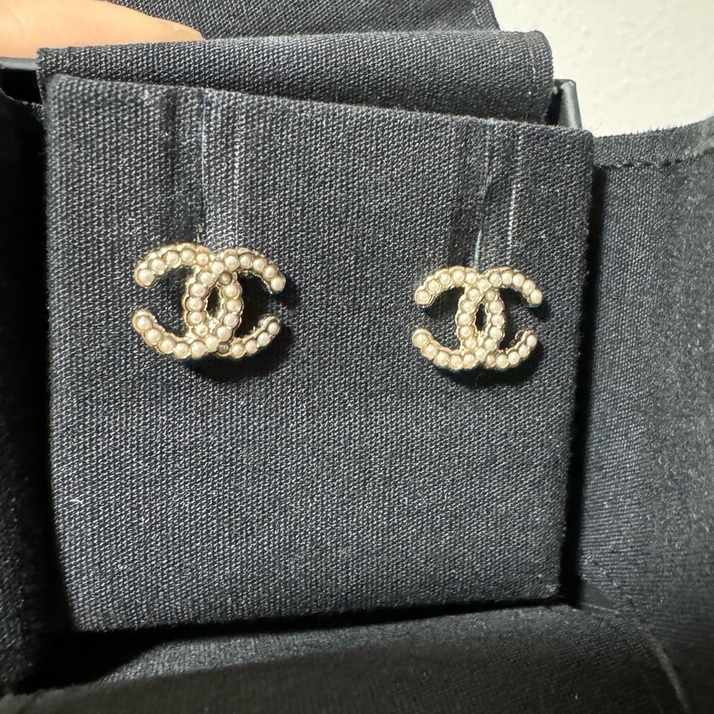 Chanel earrings BNIB - Picture 5 of 6